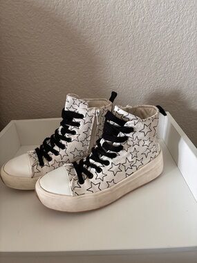 art class White High-Top Star Print Sneakers with Black Laces and Side Zipper